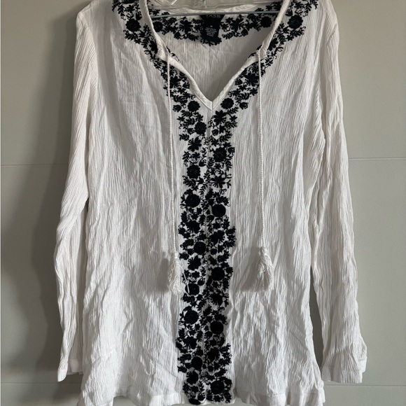 Elegant White Blouse with Black Floral Detail - Picture 1 of 3